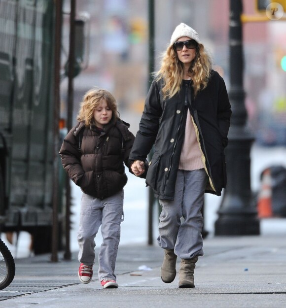 Sarah Jessica Parker, main dans la main avec son fils, pare au froid de New York alors qu'elle se dirige vers l'école. Le 17 janvier 2012.