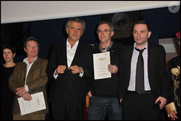 Le producteur du film Winter's Bone, Bernard-Henry Lévy, le distributeur du film français Hors Satan et Yann Moix, lors de la remise du prix Saint-Germain à Paris le 18 janvier 2012
 