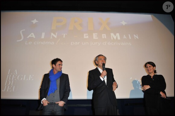 Bernard-Henry Lévy et les propriaitaires du cinéma Saint-Germain lors de la remise du prix Saint-Germain à Paris le 18 janvier 2012
 
