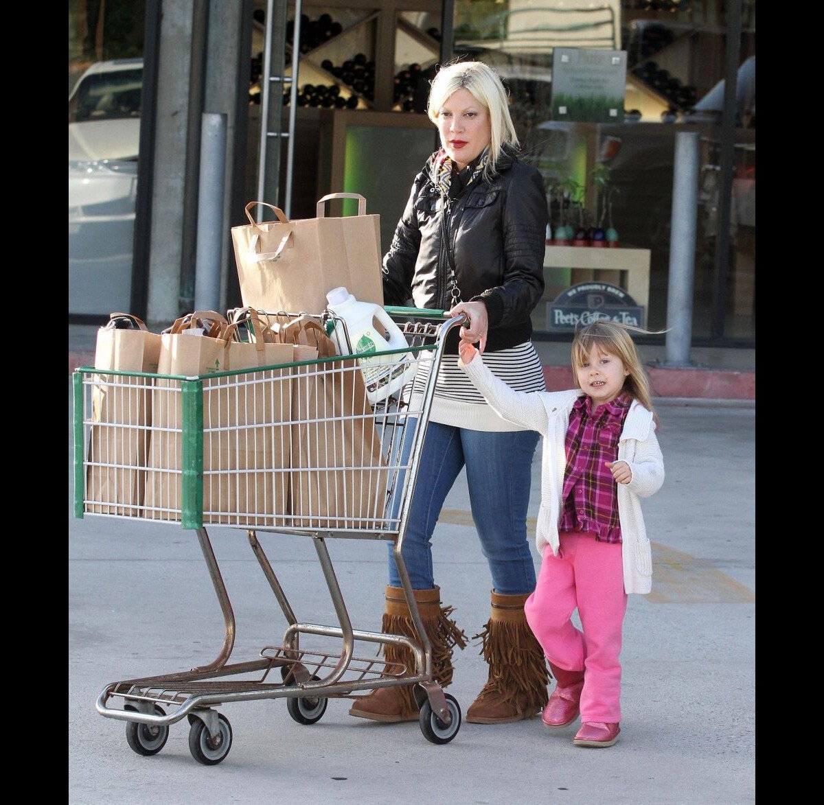 Tori Spelling : la jeune maman et sa petite fille partent en mission -  Purepeople