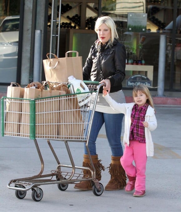 Tori Spelling est en mission courses avec sa fille Stella à Los Angeles, le 21 janvier 2012.