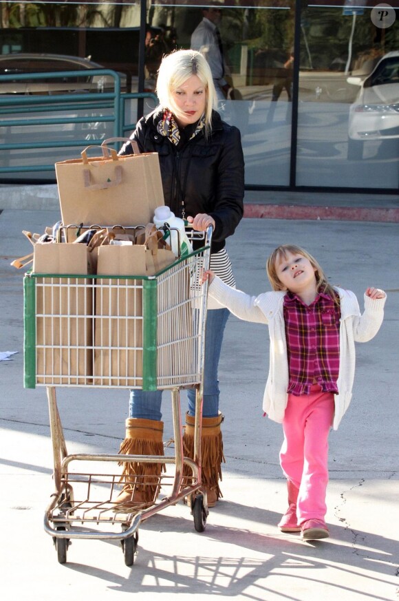 Tori Spelling en mission courses avec sa fille Stella à Los Angeles, le 21 janvier 2012.