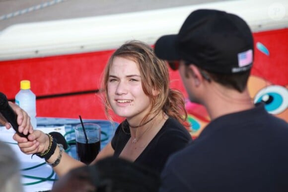 Laura Dekker, plus jeune navigatrice a avoir fait le tour du monde à la voile en solitaire, donne ses premières impressions à Saint-Martin le 21 janvier 2012