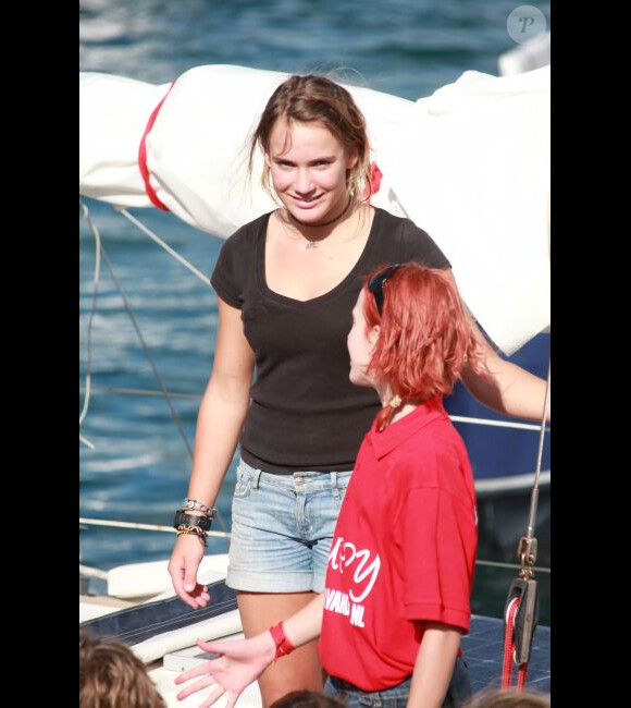Laura Dekker, plus jeune navigatrice a avoir fait le tour du monde à la voile en solitaire, à 16 ans et quelques jours, accoste à Saint-Martin le 21 janvier 2012