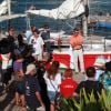 Laura Dekker, plus jeune navigatrice a avoir fait le tour du monde à la voile en solitaire, à 16 ans et quelques jours, devant son bateau Guppy à Saint-Martin le 21 janvier 2012