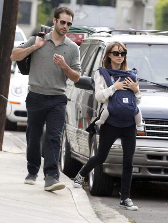 Natalie Portman et Benjamin Millepied avec leur fils Aleph, à Los Angeles le 14 janvier 2012.
