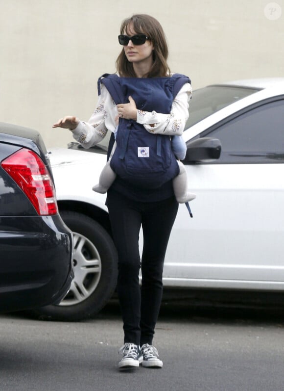 Natalie Portman avec son fils Aleph, à Los Angeles le 14 janvier 2012.