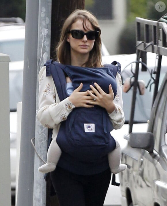 Natalie Portman et son fils Aleph, à Los Angeles le 14 janvier 2012.