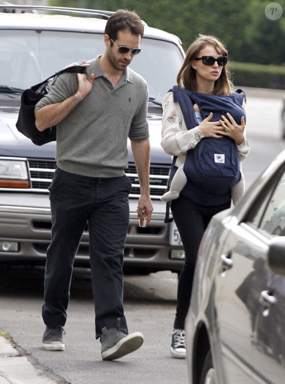 Natalie Portman et Benjamin Millepied marchent avec leur fils Aleph, à Los Angeles le 14 janvier 2012.