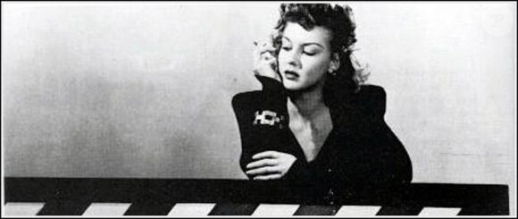 Ann Savage à l'époque de Detour (1945).
Mareva Galanter a fouillé les tréfonds des archives hollywoodiennes pour composer un clip à son Western Love, à base d'images du film noir Renegade Girl (1946) avec Ann Savage et du western pour adultes Ramrodder (1969) !