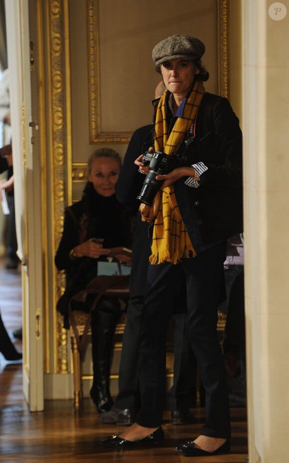Inès de la Fressange, reporter-photographe attentive lors du défilé haute couture Alexis Mabille à Paris, le 23 janvier 2012.