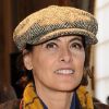 Inès de la Fressange, reporter-photographe attentive lors du défilé haute couture Alexis Mabille à Paris, le 23 janvier 2012.