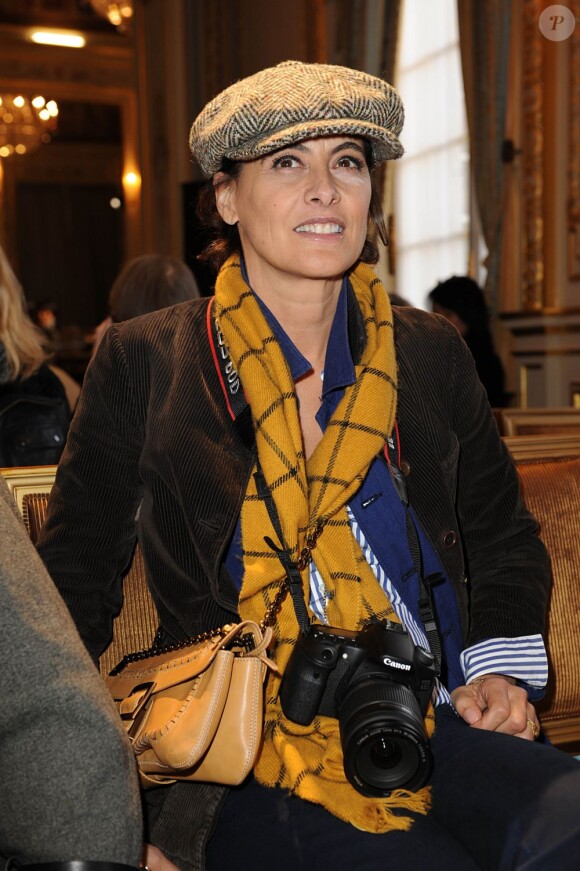 Inès de la Fressange, reporter-photographe attentive lors du défilé haute couture Alexis Mabille à Paris, le 23 janvier 2012.