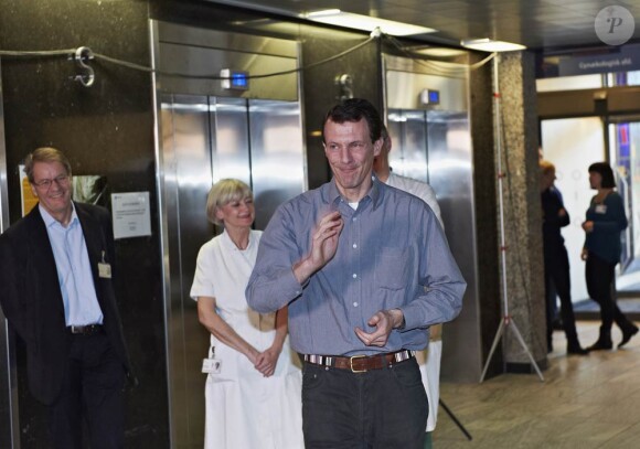 Le prince Joachim de Danemark, dans les minutes qui suivirent l'accouchement de la princesse Marie et la naissance de leur première fille le 24 janvier 2012, a explosé de joie devant journalistes et photographes dans les couloirs du Rigshospitalet de Copenhague.