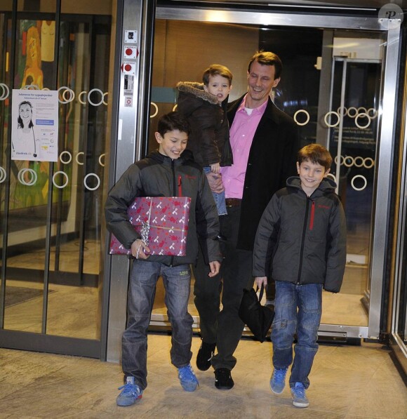 Papa d'une petite fille depuis le 24 janvier 2012 à 8h27, le prince Joachim de Danemark a partagé sa joie avec ses trois garçons, Henrik (2 ans), Nikolai (12 ans) et Felix (9 ans), au Rigshospitalet où la princesse Marie a accouché.
