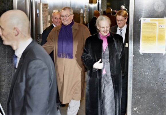 La reine Margrethe et le prince consort Henrik n'ont pas tardé à rejoindre le prince Joachim au Rigshospitalet de Copenhague, le 24 janvier 2012, pour féliciter la princesse Marie et découvrir leur petite-fille !
