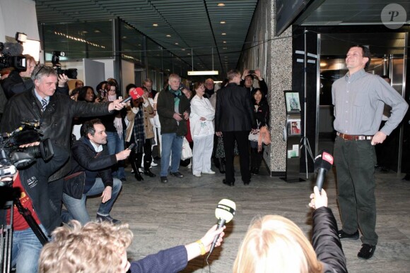 Le prince Joachim de Danemark, dans les minutes qui suivirent l'accouchement de la princesse Marie et la naissance de leur première fille le 24 janvier 2012, a explosé de joie devant journalistes et photographes dans les couloirs du Rigshospitalet de Copenhague.