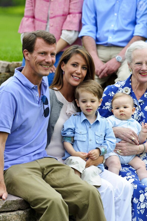 La princesse Marie (photo : en août 2011 avec le prince Joachim et leur fils Henrik, 2 ans) a donné naissance le 24 janvier 2012 à une petite princesse, au Rigshospitalet de Copenhague.