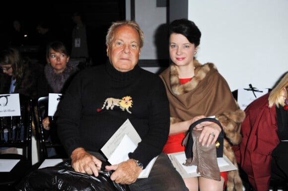 Massimo Gargia et une amie lors du défilé Franck Sorbier Printemps-Été 2012 Haute-Couture au Pavillon Vendome à Paris le 25 janvier 2012 