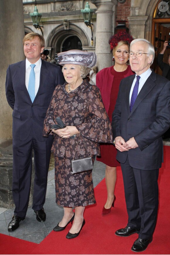 La reine Beatrix, la princesse Maxima et le prince Willem-Alexander des Pays-Bas au Conseil d'Etat pour la séance à huis clos en l'honneur du départ en retraite du vice-président Tjeenk Willink, le 25 janvier 2012.