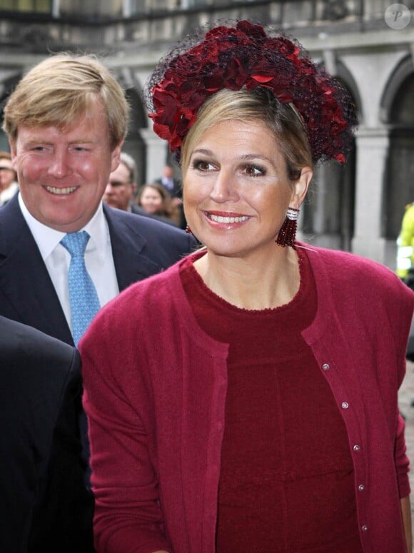 La princesse Maxima et le prince Willem-Alexander des Pays-Bas arrivent dans les locaux du Conseil d'Etat pour la séance à huis clos en l'honneur du départ en retraite du vice-président Tjeenk Willink, le 25 janvier 2012.