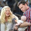 Tori Spelling, Dean McDermott et leur petite Hattie en pleine interview pour l'émission américaine Extra, à Los Angeles, le 25 janvier 2012