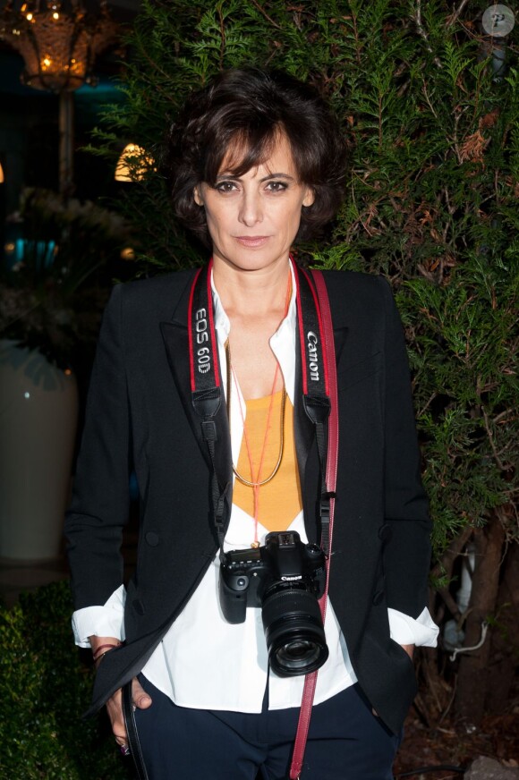 Inès de la Fressange, photographe stylée et décontractée lors du dixième Dîner De La Mode contre le Sida à Paris, le 26 janvier 2012.