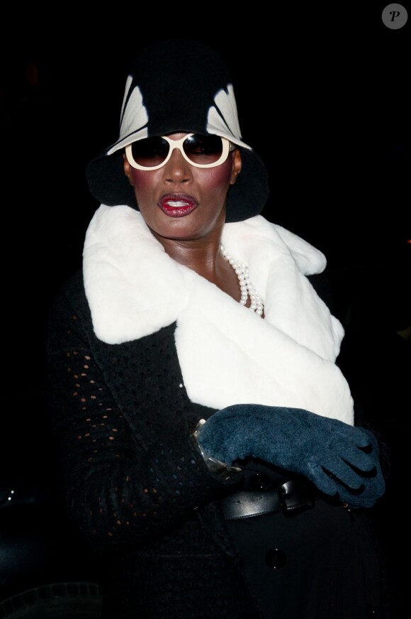 L'icône Grace Jones assurait le spectacle lors du dixième Dîner De La Mode contre le Sida à Paris, le 26 janvier 2012.