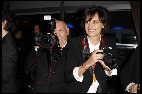 Le photographe Bertrand Rindoff Petroff et Inès de la Fressange en plein exercice lors du dixième Dîner De La Mode contre le Sida à Paris, le 26 janvier 2012.