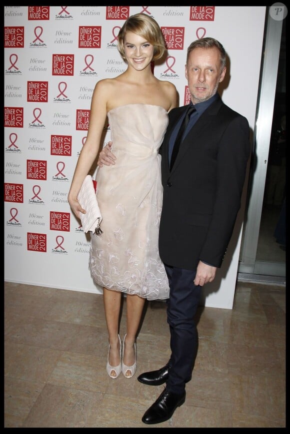Bill Gayten, accompagnée du mannequin Juju Ivanyuk lors du dixième Dîner De La Mode contre le Sida à Paris, le 26 janvier 2012.
