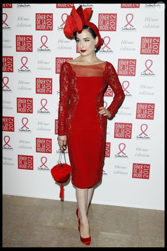Dita Von Teese en rouge érotique lors du dixième Dîner De La Mode contre le Sida à Paris, le 26 janvier 2012.