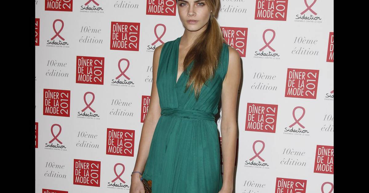 Le mannequin anglais Cara Delevingne en robe Yves Saint Laurent lors du dixième Dîner De La Mode