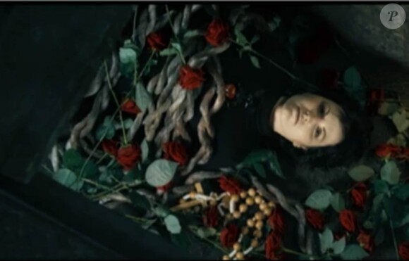 Dolores O'Riordan s'affranchit de ses chaînes dans Tomorrow, premier extrait de l'album Roses qui marque le retour des Cranberries après dix ans d'absence.