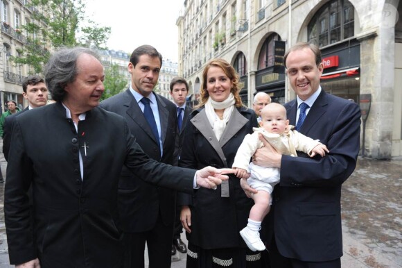 Le prince Jean et la princesse Philomena d'Orléans (photo : avec leur fils le prince Gaston en mai 2010) ont accueilli le 28 janvier 2012 leur second enfant : la princesse Antoinette.