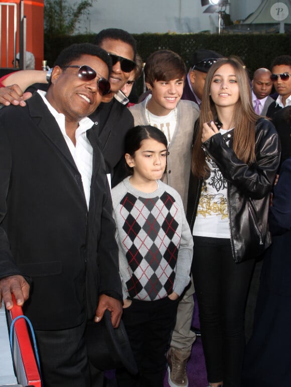 Paris Jackson entourée de sa petite famille et de Justin Bieber, en janvier 2012 à Los Angeles.