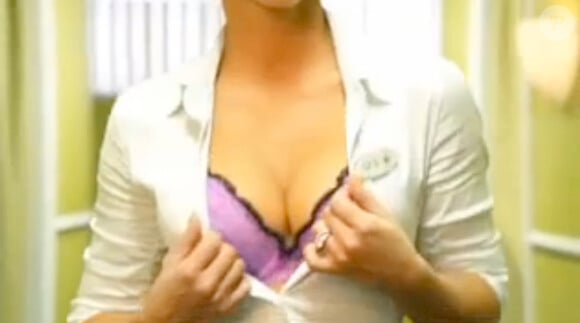 Image extraite du teaser de la série The client list, que diffusera en mars la chaîne Lifetime, avec Jennifer Love Hewitt et son joli décolleté, janvier 2012.
