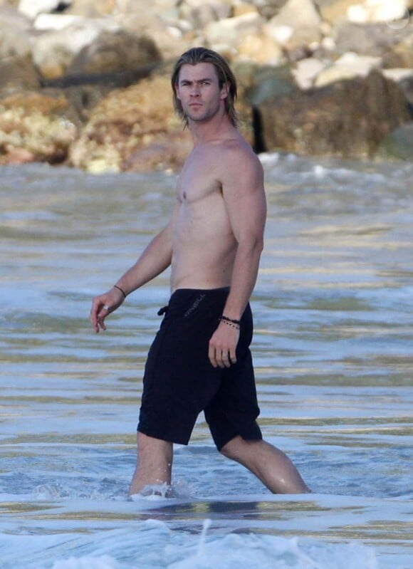 Chris Hemsworth sur la plage à Saint-Barthélemy, le 19 janvier 2012.