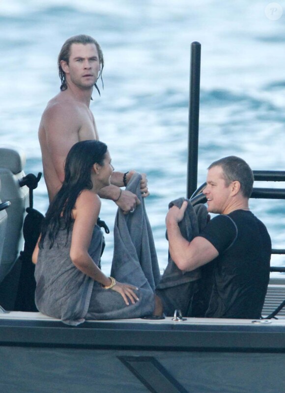 Elsa Pataky et Chris Hemsworth en compagnie de Matt Damon et sa femme Luciana en bateau à Saint-Barthélemy, le 19 janvier 2012.