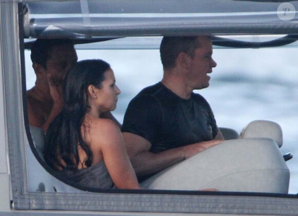 Elsa Pataky et Chris Hemsworth en compagnie de Matt Damon et sa femme Luciana en bateau à Saint-Barthélemy, le 19 janvier 2012.