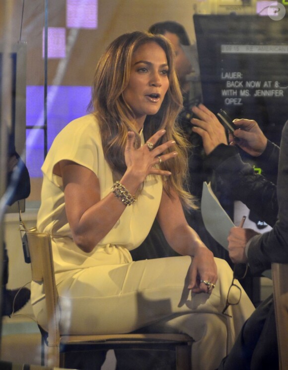 Retouches coiffure pour Jennifer Lopez sur le plateau de The Today Show à New York, le 30 janvier 2012.