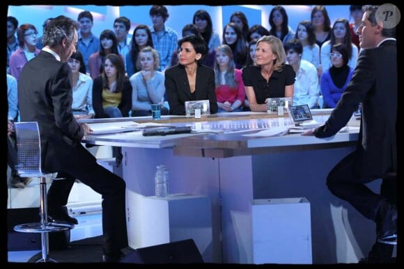Rachida Dati et Claire Chazal face à Michel Denisot sur le plateau du Grand Journal, à Paris, le 30 janvier 2012.