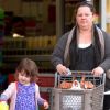 Melissa McCarthy et sa fille sortent d'un supermarché de Los Angeles, le 30 janvier 2012.