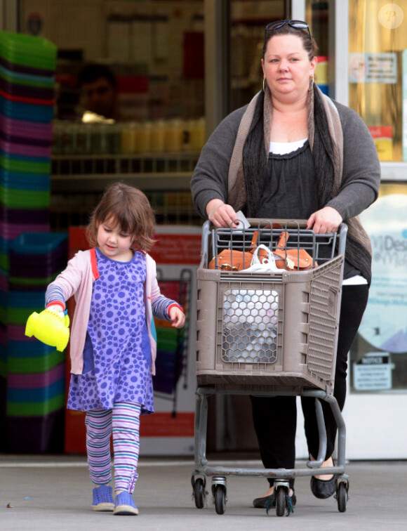 Melissa McCarthy et sa fille sortent d'un supermarché de Los Angeles, le 30 janvier 2012.
