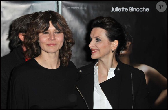 Juliette Binoche et la réalisatrice Malgorzata Szumowska à l'avant-première de Elles, à Paris, le 31 janvier 2012.