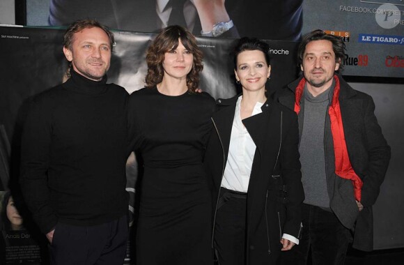 Juliette Binoche et la réalisatrice Malgorzata Szumowska entourée par Andrzej Chyra et Louis-Do de Lencquesaing à l'avant-première de Elles, à Paris, le 31 janvier 2012.