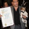 La ville de Los Angeles a décerné le 31 janvier 2012 à l'équipe du film français The Artist le premier prix "Made in Hollywood" : Jean Dujardin et le chien Uggie