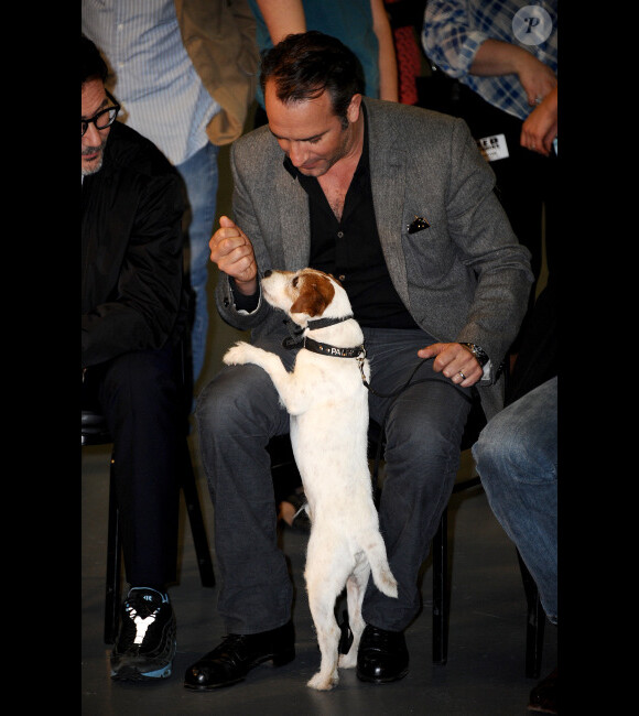 La ville de Los Angeles a décerné à l'équipe du film français The Artist le premier prix "Made in Hollywood" : Jean Dujardin et le chien Uggie