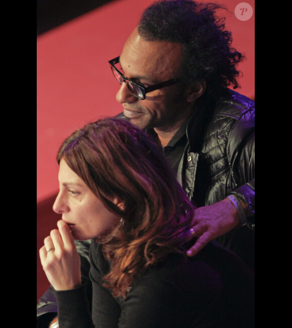 Manu Katché et sa femme le 1er février à la salle Wagram pour la rencontre de boxe entre le Paris United et les Dragons de Pékin dans le cadre des Worlds Séries of Boxing à Paris