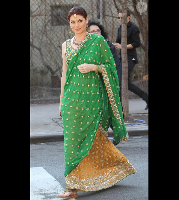 Debra Messing, en tenue traditionnelle indienne, sur le tournage de la série Smash à New York le 1er février 2012