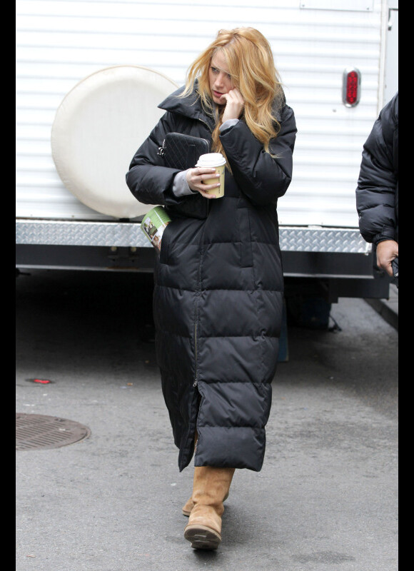 Blake Lively en pause sur le tournage de Gossip Girl à New York le 1er février 2012